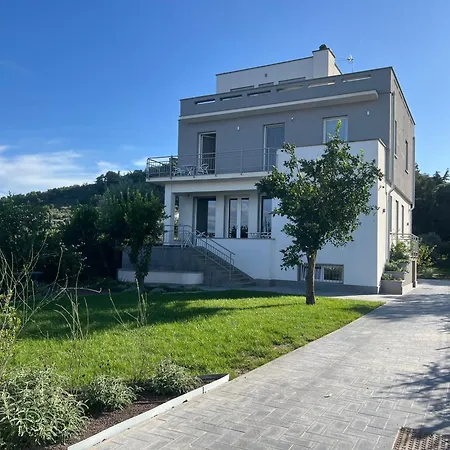 Domusbiri Guest house *